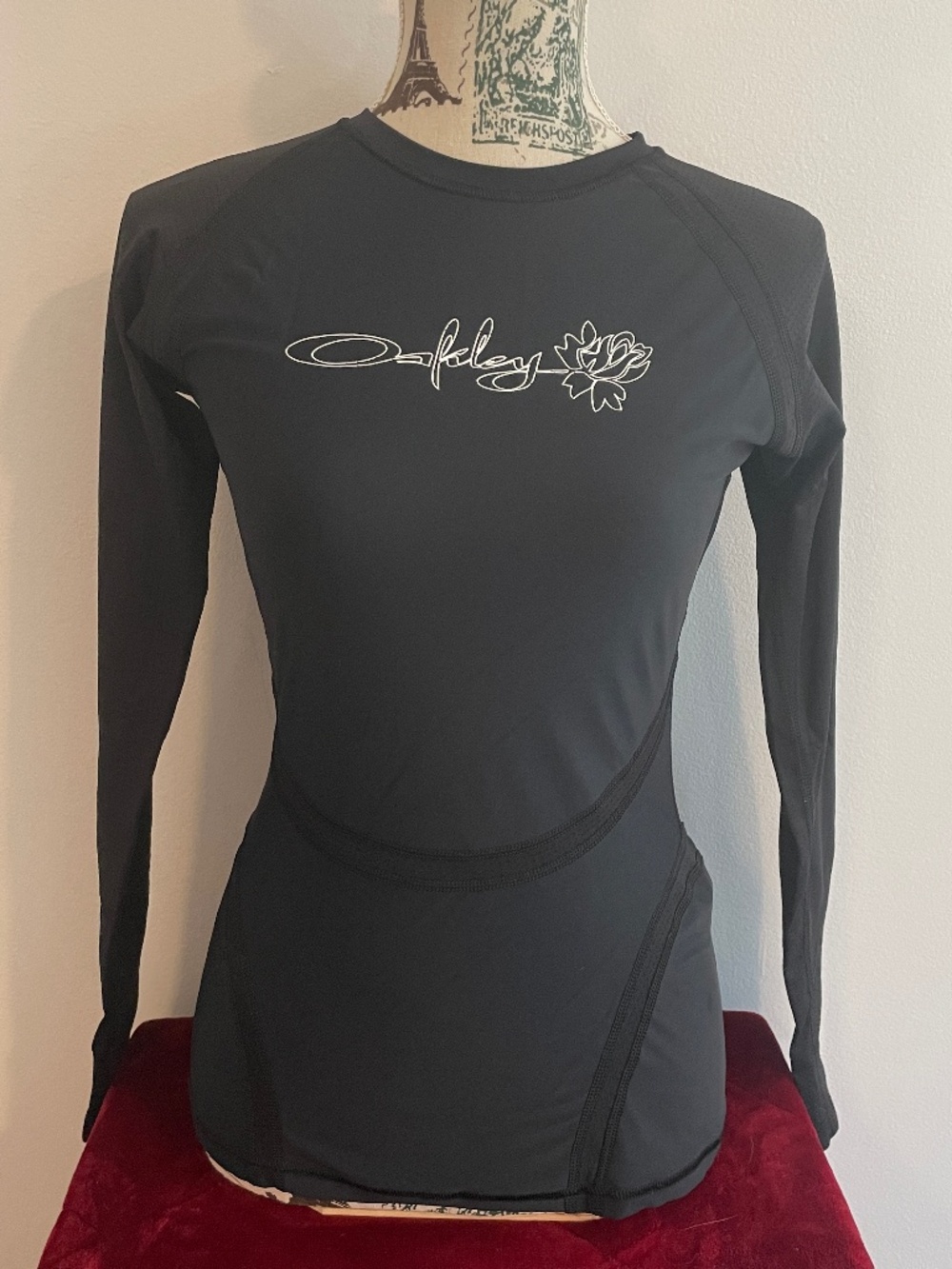 OAKLEY - Rashguard - Size S - NWT